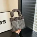 Mini borsa a mano in acrilico marrone lucido con frange di strass e manico rigido. - C025 nero