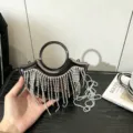 Kleine Abendtasche in Halbmondform mit funkelnden Strassfransen und Metallgriff elegant. - A138 Schwarz