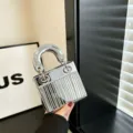 Borsa da sera a mano in acrilico argento con dettagli mini borsa da festa in strass. - Argento