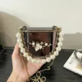 Pochette da sera in acrilico con manico di perle e fiore, dettaglio borsa a tracolla chic. - Serie A330 / Nero