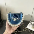 Borsa a mano rigida in acrilico blu con grande manico di perle e spilla floreale chic. - Serie A141 / Blu