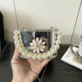 Dettaglio borsa box in acrilico con finitura argento, bordo di perle e decoro floreale. - Serie A142 / Argento