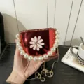 Borsa a scatola in acrilico rosso con perle e catena dorata, elegante pochette floreale da donna. - Serie A142 / Rosso