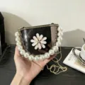 Elegante borsa a scatola in acrilico con perle finte, fiore e comoda tracolla a catena. - Serie A142 / Nero