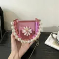 Borsa a scatola in acrilico trasparente rosa con elegante manico di perle e tracolla a catena dorata. - Serie A142 / Rosa