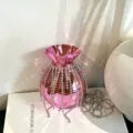 Detailansicht der trendigen rosa metallischen Strass-Quasten-Abend-Umhängetasche mit Kette. - Sphärischer Stil (A131) / Rosa