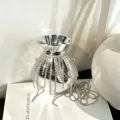 Nahaufnahme einer silbernen Metallic-Abendtasche mit funkelnden Strassfransen und einer Kette. - Sphärischer Stil (A131) / Silber
