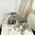 Silberne metallic Strass Fransen Umhängetasche Detail, elegante Abendtasche mit Kette. - Glückstaschen-Stil (A130) / Silber