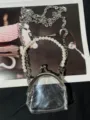 Borsellino trasparente con chiusura a bacio, manico di perle e tracolla in catena argentata elegante. - Stile Semicerchio Trasparente Bianco A123