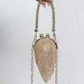 Feines Detail der goldenen Abendtasche mit funkelnden Strasssteinen und edler Kette. - Kristallkugel-Stil mit Quaste (A183) / Bunte Strass / Gold (A183)