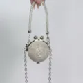 Detaillierte Nahaufnahme einer glitzernden, runden Strass Mini-Umhängetasche. - Kristallkugel-Stil (A183) / Bunte Strass / Silber (A183)