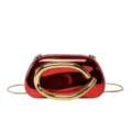 Glänzende rote Acryl-Abendtasche mit schicker goldener C-Hardware und Metallkettenriemen. - Glänzend Rot