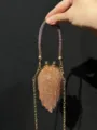 Detailaufnahme der glänzenden Strass Fransen Minitasche mit funkelndem Kristallgriff. - Kristallkugel-Stil mit Quaste (A183) / Rosa Diamant-Besatz / Rosa (A183)