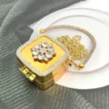 Borsa pochette quadrata dorata con strass e centro floreale in cristallo con tracolla a catena. - Strass Quadrato (Stile A1) / Oro