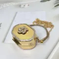 Goldene Mini Acryl Umhängetasche mit glänzenden Strasssteinen und edler Metallkette. - Sechseck-Strass (Stil 1) / Gold