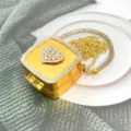 Borsa a tracolla con catena a scatola di strass dorati con dettaglio cuore elegante. - Strass Quadrato (Stile A3) / Oro