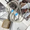 Portachiavi mini fiaschetta con strass, catena di perle e argento per donne eleganti. - Fiaschetta (Doppia Catena di Perle) / Oro