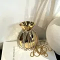 Goldene Metall Abendtasche mit funkelnden Strass Fransen und praktischer Metallkette. - Bonbon-Stil (A132) / Gold