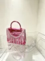 Rosa Acryl Abendtasche mit funkelnden Strassfransen und silberner Kettendetailansicht. - Quaste Box Tasche Stil (A134) / Rosa