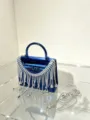 Detailaufnahme der blauen Acryl Abendtasche mit funkelnden Strassfransen und Metallkette. - Quaste Box Tasche Stil (A134) / Blau