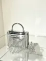 Detailansicht der silbernen Strass-Quasten Abendtasche mit Metallfinish und Kette. - Quaste Box Tasche Stil (A135) / Silber