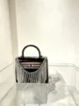 Detailansicht der schwarzen Acryl Abendtasche mit funkelnden Strassfransen und Schloss. - Quaste Box Tasche Stil (A135) / Schwarz