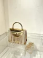 Detail der goldenen Acryl-Abendtasche mit glitzernden Strassfransen und Metallkette. - Quaste Box Tasche Stil (A135) / Gold