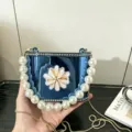 Borsa a scatola di perle in acrilico da donna, borsa a tracolla con catena e fiore. - Serie A142 / Blu