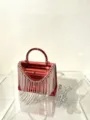 Rote Acryl Box Handtasche mit glitzernden Strass Fransen, Henkel und Kette für elegante Partys. - Quaste Box Tasche Stil (A135) / Rot