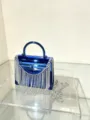 Detailansicht einer blauen Acryl Abendtasche mit funkelnden Strassfransen und edler Metallkette. - Quaste Box Tasche Stil (A135) / Blau