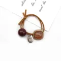 Ciondolo per capelli in stile coreano ins con elastico marrone, perla tonda e ciondolo. - AL-191-rosso vino