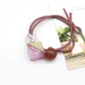 Vista dettagliata di un elastico per capelli in stile coreano con perla di cristallo geometrica. - AL-190-viola chiaro