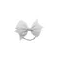 Gros plan sur le nœud papillon en ruban gris, idéal pour les enfants et coiffures mignonnes. - Gris clair
