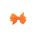 Gedetailleerde opname van feloranje grosgrain lint haarstrik zwaluwstaart clip accessoire - Oranje