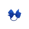 Détail de nœud de cheveux en ruban gros-grain bleu avec design queue d'hirondelle élastique. - Bleu