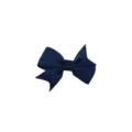 Nahaufnahme einer dunkelblauen Ripsband Schleife Haarklammer, feine Detailansicht Accessoire. - Marineblau