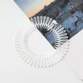 Gedetailleerd overzicht van de witte plastic ronde haarband met tanden, elastisch. - Wit