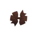 Gros plan sur les details du noeud en ruban gros-grain marron avec une texture fine et jolis plis. - 8#