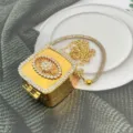 Borsa a tracolla strutturata a scatola in strass dorati con catena per donna festa. - Strass Quadrato (Stile A4) / Oro