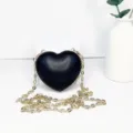 Detailaufnahme der schwarzen herzförmigen PU-Leder-Minidamentasche mit goldener Kette. - 8.5*8.5*4 / Schwarz (Goldgehäuse)