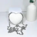 Weiße PU Herz Form Umhängetasche mit dicker Metallkette, süße Mini-Abendtasche. - 8.5*8.5*4 / Weiß (Silberner Rahmen)
