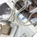Glitzernder Mini-Flachmann-Schlüsselanhänger mit elegantem Perlenriemen als Damenaccessoire. - Flachmann (Perlenkette) / Gold