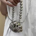 Silberne metallische Muschel Umhängetasche mit klobigem Kugelgriff und Kettenriemen Mini - Muschel (Große Perlenkette) / Silber