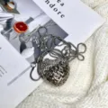 Silberne metallische Herz Strass Mini Umhängetasche, schicke hohle Kette Handtasche für Damen. - Kette Stil 2 (A186) / Silber