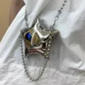 Nahaufnahme der metallischen Stern Mini-Umhängetasche mit silbernem Perlenketten-Gurt. - Stern (Perlenkette) / Silber