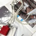 Strass Mini Flachmann Schlüsselanhänger mit Perlenriemen, stilvoller Umhängetaschen-Anhänger. - Flachmann (Perlenkette) / Rot