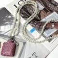 Rosa Strass Mini Flasche Schlüsselanhänger mit elegantem Perlen Umhängebands Accessoire. - Flachmann (Perlenkette) / Rosa