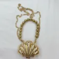 Goldene Muschel Mini Umhängetasche mit Perlenhenkel und Kette elegante Damentasche stilvoll - Muschel (Große Perlenkette) / Gold