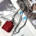 Glitzernder roter Strass Mini Flachmann Schlüsselanhänger mit Silberkette für Damen. - Flachmann (Boxkette) / Rot