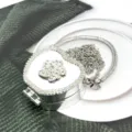 Borsa da sera a cuore con strass argentati e tracolla a catena, pochette metallica elegante. - Strass Forma Mela (Stile B2) / Argento